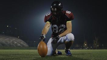 kicker de futebol americano pronto para o pontapé inicial do futebol foto