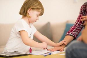 filha pintando unhas para sua mãe grávida foto