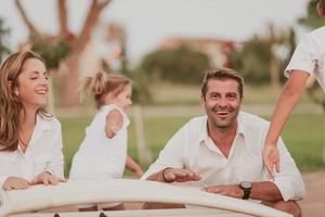 casal sênior em roupas casuais com seus filhos passando um tempo no parque de férias juntos. tempo para a família . foco seletivo foto