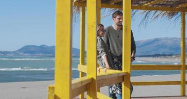 casal conversando e se divertindo no bar da praia foto