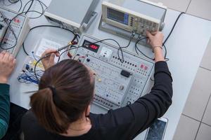 alunos fazendo prática na vista superior da sala de aula eletrônica foto