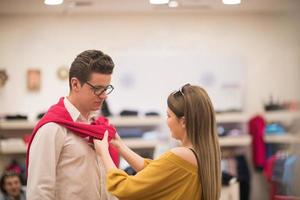 casal na loja de roupas foto