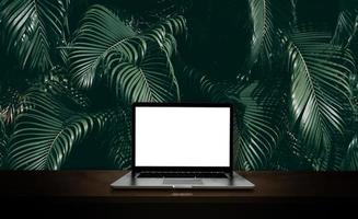 laptop moderno isolado no fundo da folha verde. ilustração 3D. foto