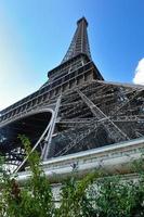 torre eiffel em paris no dia foto