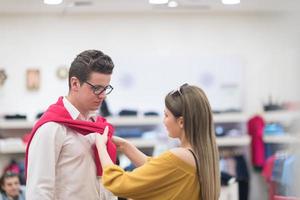 casal na loja de roupas foto