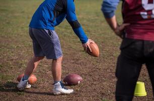 time de futebol americano com treinador em ação foto