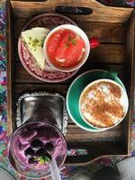 refrescante sobremesa saudável de gelo e toranja, groselha fresca e café cappuccino. fundo e interior. foto