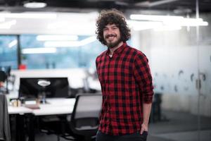 retrato de desenvolvedor de software masculino sorridente foto