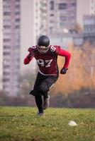 jogador de futebol americano em ação foto