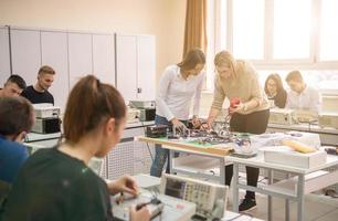 alunos fazendo prática na sala de aula eletrônica foto