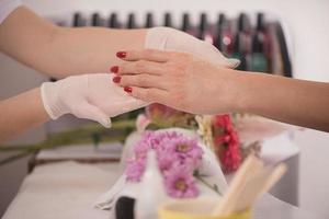 mãos de mulher recebendo uma manicure foto