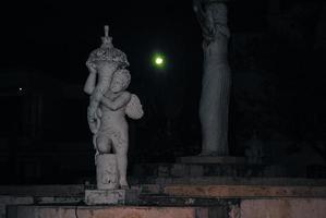 uma estátua fotografada à noite foto