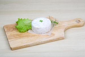 prato de queijo camembert foto