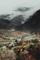 campo de grama verde perto da montanha foto