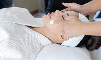 close-up de mulher fazendo tratamento de pele foto