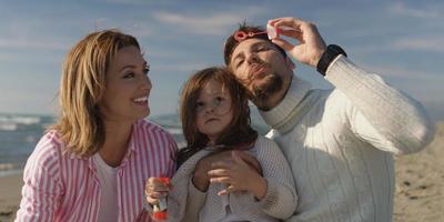 jovem família desfrutando de férias durante o outono foto