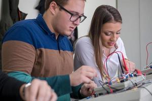 alunos fazendo prática na sala de aula eletrônica foto