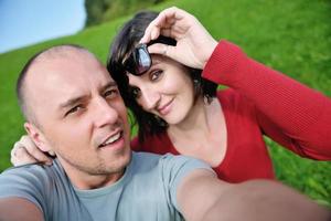 casal feliz ao ar livre foto