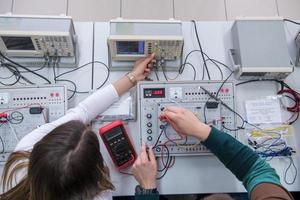 alunos fazendo prática na vista superior da sala de aula eletrônica foto