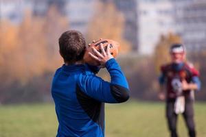 time de futebol americano com treinador em ação foto