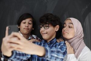 grupo de adolescentes árabes tirando foto de selfie no telefone inteligente