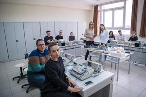 alunos fazendo prática na sala de aula eletrônica foto