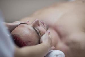 homem recebendo uma massagem na cabeça foto