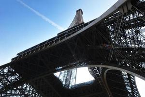 torre eiffel em paris no dia foto