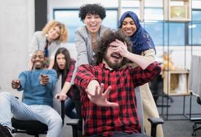 equipe de negócios multiétnica competindo em cadeiras de escritório foto