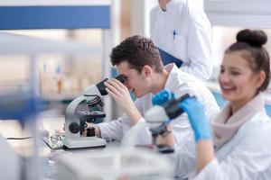 grupo de jovens estudantes de medicina fazendo pesquisa foto