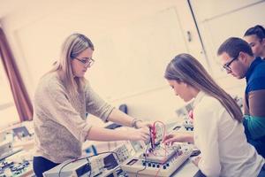 alunos fazendo prática na sala de aula eletrônica foto