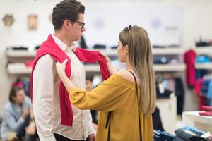 casal na loja de roupas foto