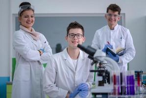 grupo de jovens estudantes de medicina fazendo pesquisa foto