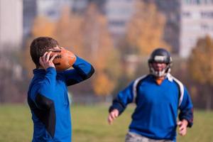 time de futebol americano com treinador em ação foto