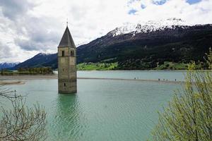 torre da igreja em resia lake foto