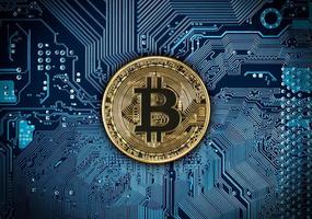 moedas de bitcoins na placa de circuito azul foto