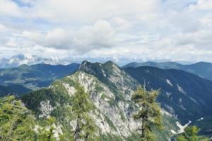 altos picos de montanhas alpinas foto