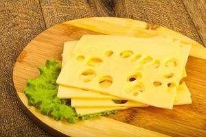 prato de queijo fatiado foto