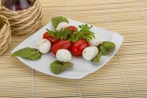 salada caprese no prato foto