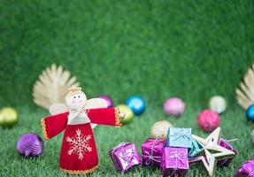 decoração de natal na grama com espaço de cópia foto