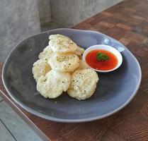 cireng bumbu rujak. comida tradicional típica do oeste de java, foto