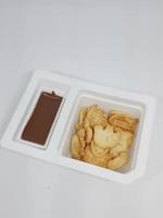 rachaduras de sabor salgado com cobertura de chocolate de sabor adocicado. foto
