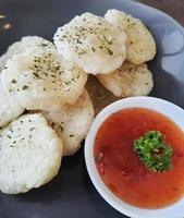 cireng bumbu rujak. comida tradicional típica do oeste de java, foto