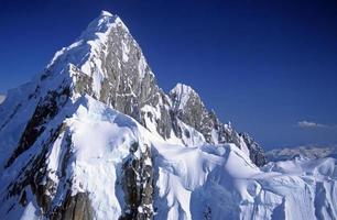 neve e pedras no céu foto