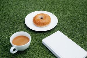 café, um bom livro e pão para um bom dia na cafetaria foto