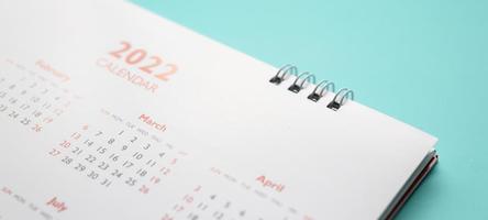 página do calendário 2022 no conceito de reunião de compromisso de planejamento de negócios de fundo azul foto