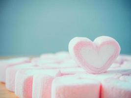 marshmallow de forma de coração rosa para fundo de dia dos namorados foto