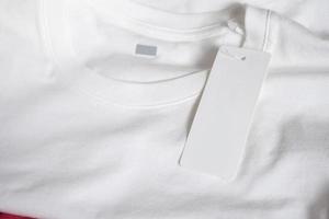 etiqueta de preço em branco na camiseta branca