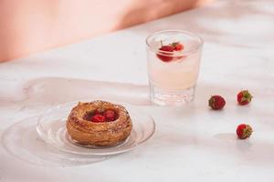 pastelaria tradicional recém-assada doce mini dinamarquês framboesa e framboesas refrigerantes foto