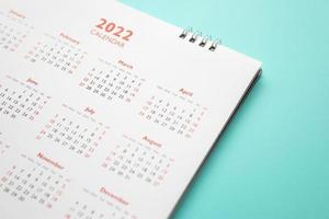 página do calendário 2022 no conceito de reunião de compromisso de planejamento de negócios de fundo azul foto